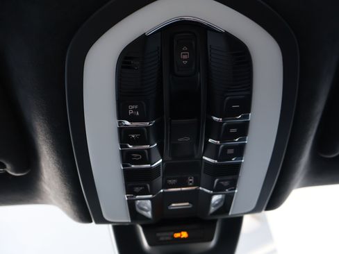 Used 2020 Porsche Macan Turbo AWD/4WD image 42