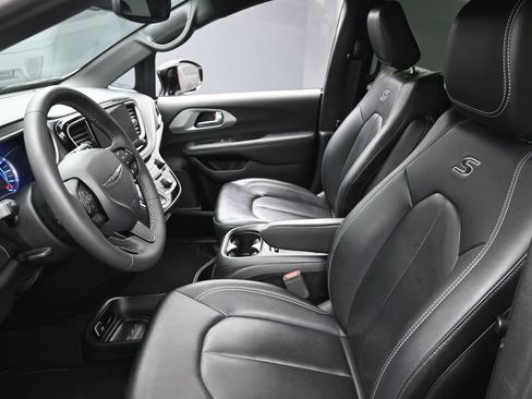 Used 2024 Chrysler Pacifica Select image 13