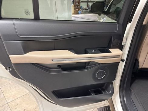 Used 2023 Ford Expedition Limited image 11