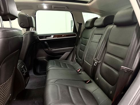 Used 2012 Volkswagen Touareg TDI AWD/4WD image 20