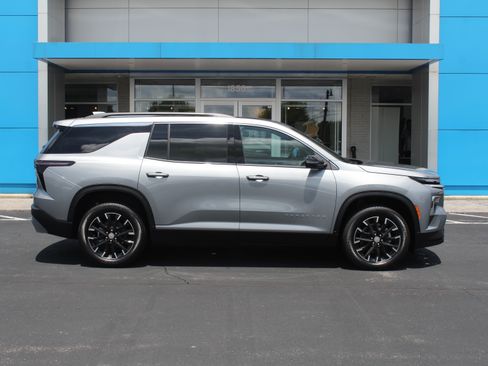 New 2026 Chevrolet Traverse LT w/ Sun and Wheel Package FWD image 3