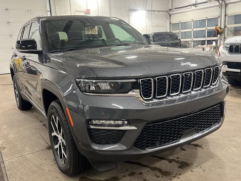 Used 2024 Jeep Grand Cherokee Limited w/ Luxury Tech Group II image 4