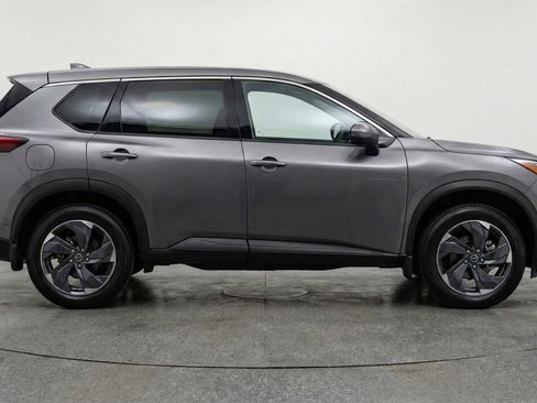 Used 2025 Nissan Rogue SV image 11