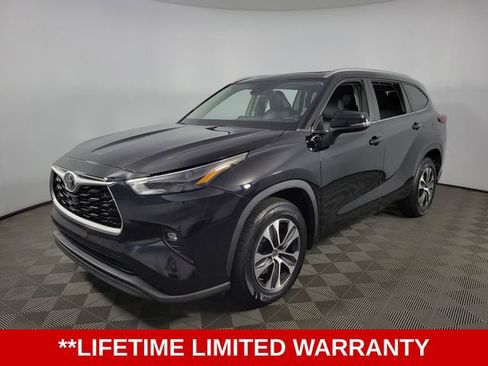 Used 2023 Toyota Highlander XLE FWD image 3