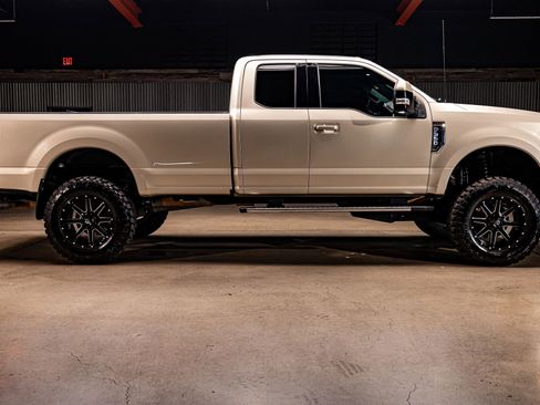 Used 2017 Ford F350 Lariat image 9