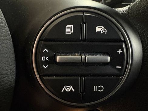 Used 2025 Kia Soul LX w/ LX Technology Package FWD image 9