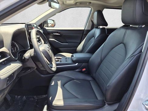 Used 2025 Toyota Highlander XLE FWD image 16