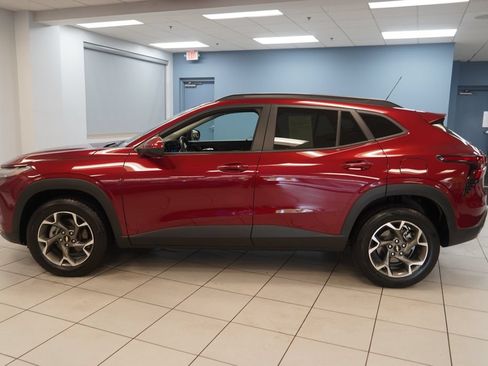 Used 2024 Chevrolet Trax LT w/ Driver Confidence Package FWD image 2