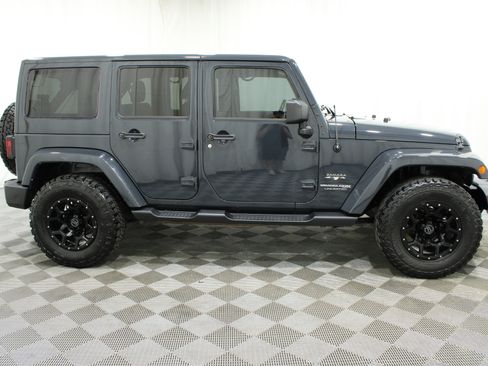Used 2018 Jeep Wrangler Unlimited Sahara w/ Connectivity Group AWD/4WD image 20