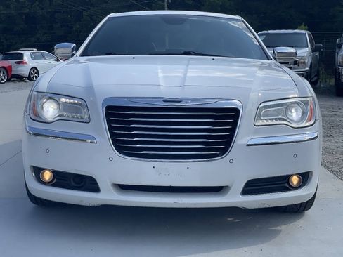 Used 2011 Chrysler 300 Limited RWD image 2