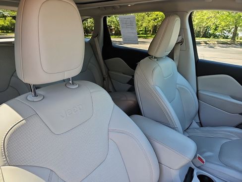 Used 2022 Jeep Cherokee Limited AWD/4WD image 8