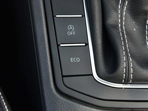 Certified 2025 Volkswagen Jetta SE w/ Sunroof Package FWD image 18