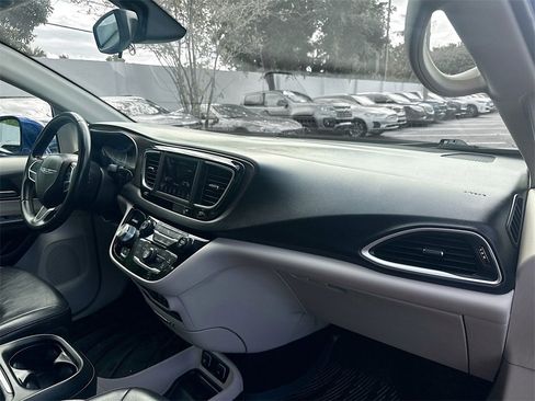 Used 2018 Chrysler Pacifica Touring-L image 30