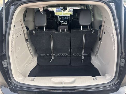 Used 2023 Chrysler Pacifica Touring-L image 32