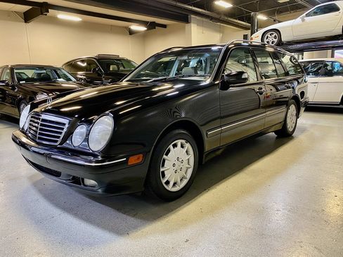 Used 2000 Mercedes-Benz E 320 Wagon image 4