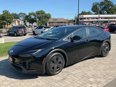 Used 2025 Toyota Prius LE FWD image 4