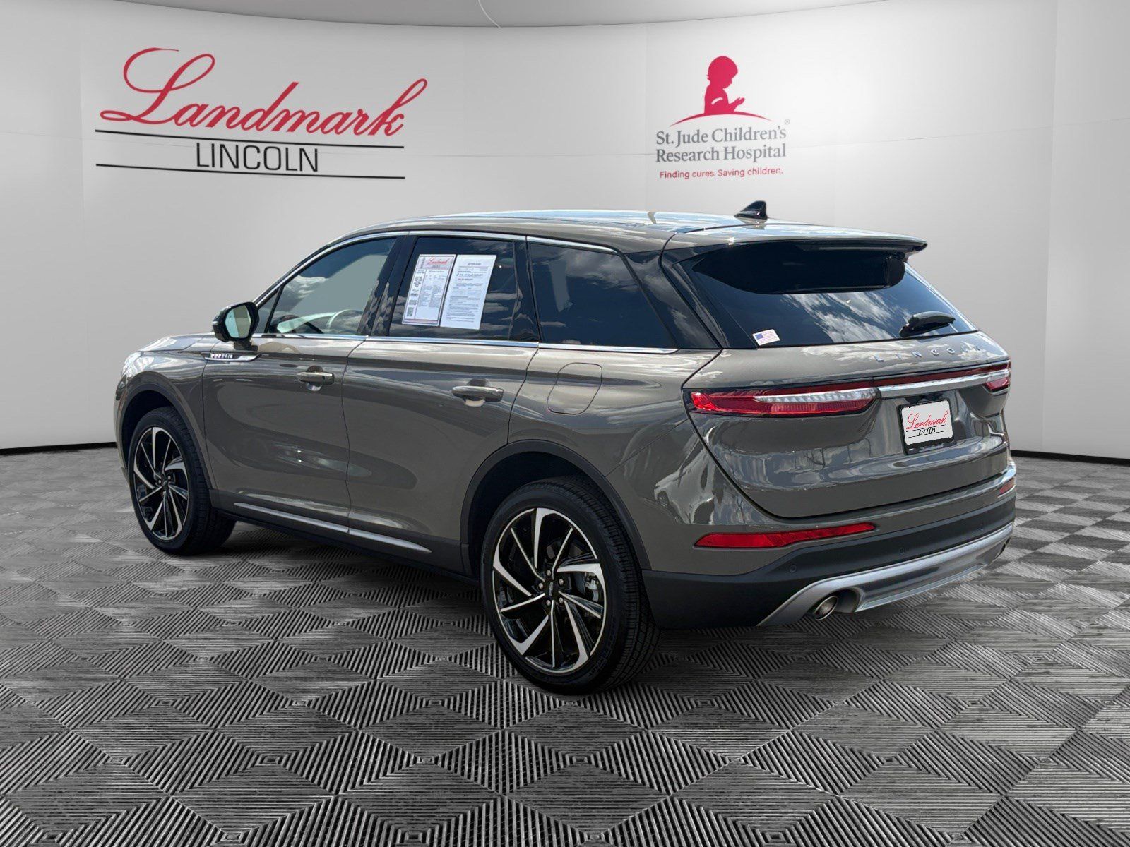 Certified 2025 Lincoln Corsair Reserve AWD/4WD image 3