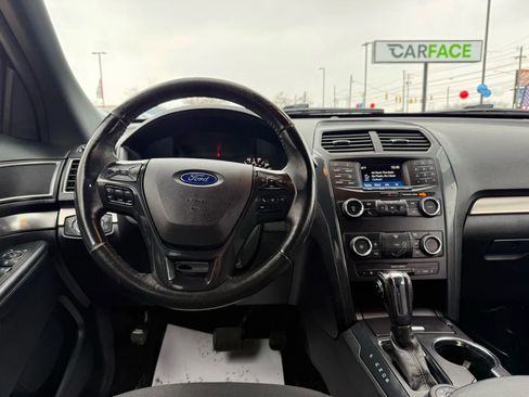 Used 2018 Ford Explorer XLT image 28