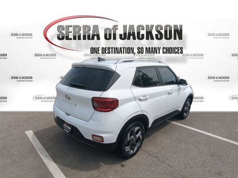 Used 2022 Hyundai Venue SEL FWD image 9