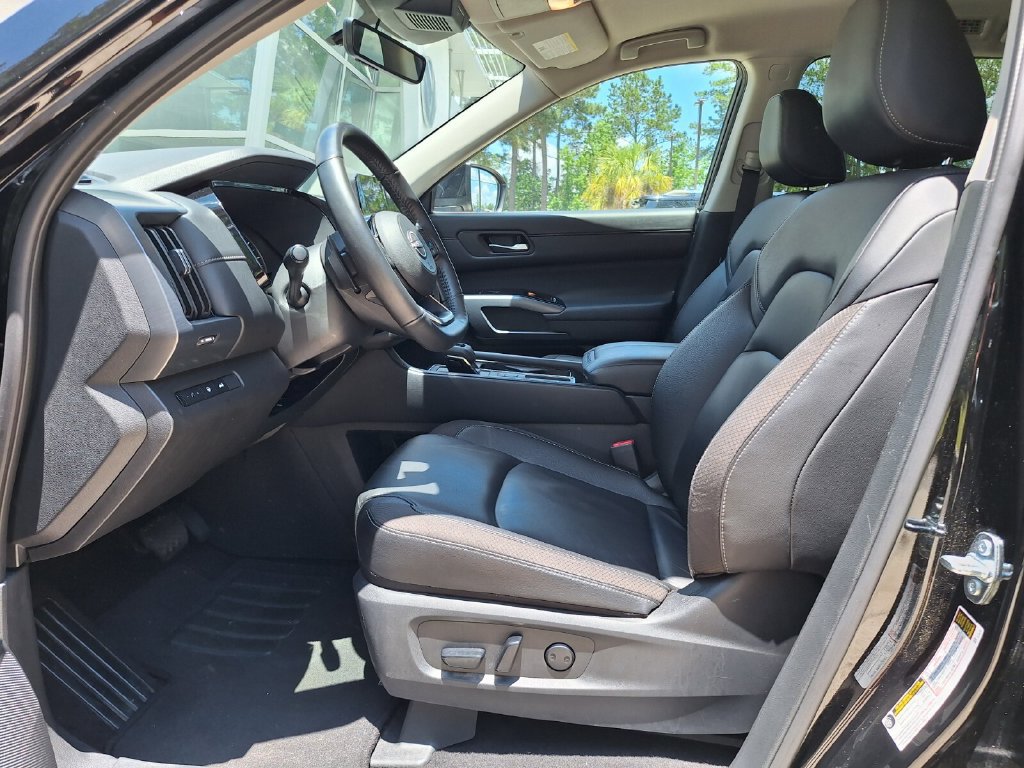 Used 2025 Nissan Pathfinder SL FWD image 12