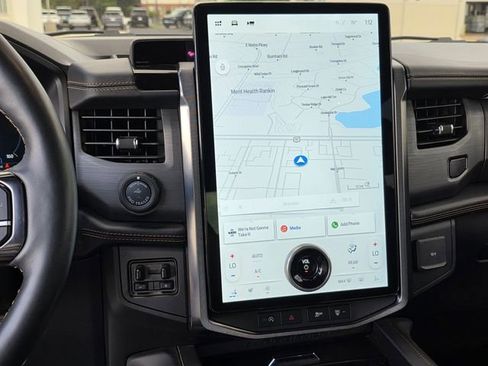 Used 2024 Ford Expedition Platinum image 9