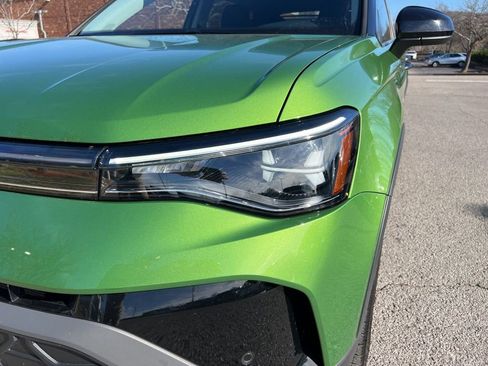 Used 2025 Volkswagen Taos SE image 9