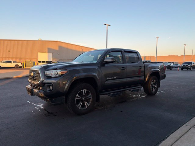 Used 2018 Toyota Tacoma TRD Sport AWD/4WD image 3