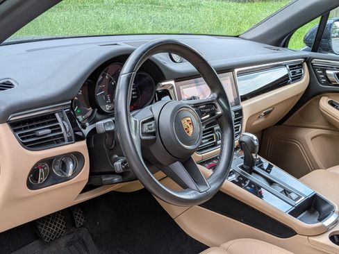 Certified 2023 Porsche Macan AWD/4WD image 4