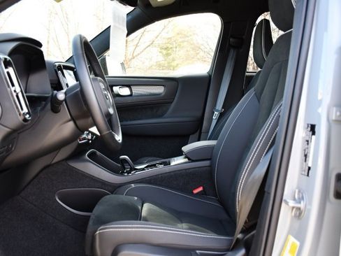 Used 2025 Volvo XC40 B5 Plus image 12