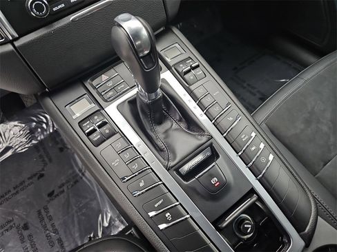 Used 2018 Porsche Macan image 37