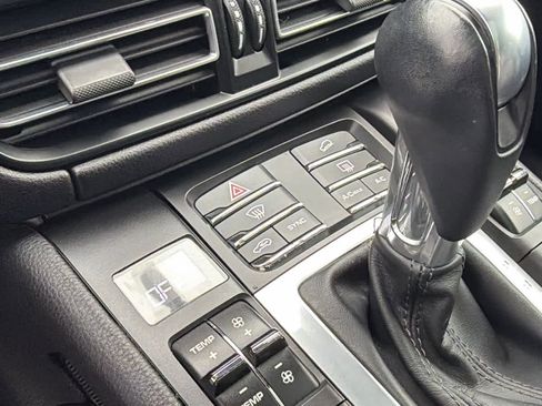 Used 2021 Porsche Macan w/ Premium Package image 14