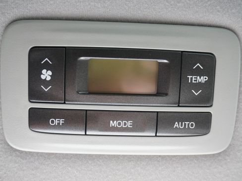 Used 2012 Toyota Sienna XLE w/ Entertainment Pkg FWD image 15