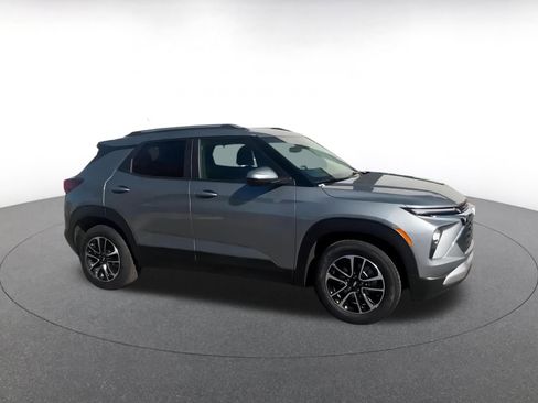 Used 2025 Chevrolet TrailBlazer LT image 2