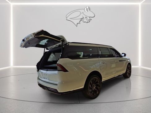 New 2025 Lincoln Navigator L Reserve w/ Jet Appearance Package AWD/4WD image 3