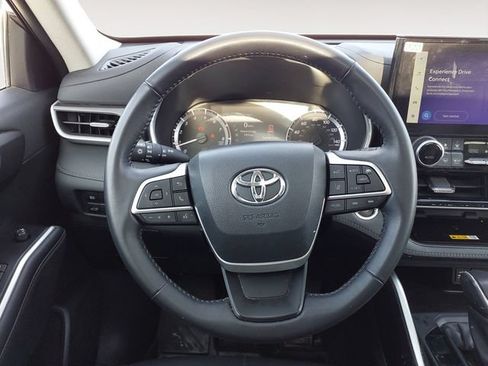 Used 2023 Toyota Highlander XLE FWD image 13