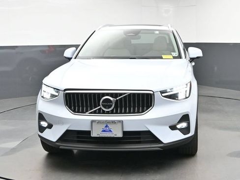 Used 2025 Volvo XC40 B5 Plus AWD/4WD image 3