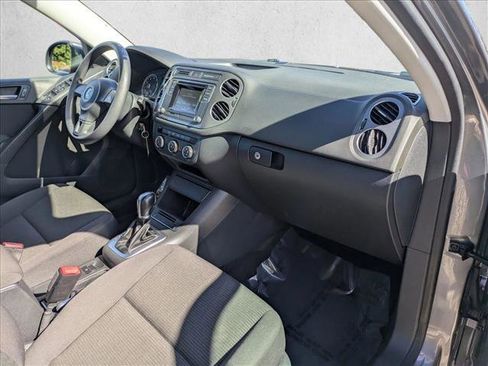 Used 2018 Volkswagen Tiguan Limited w/ Alloy Wheels Package image 17