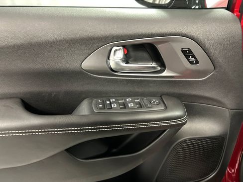 New 2026 Chrysler Pacifica Select image 12