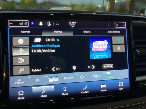 Used 2023 Chrysler Pacifica Touring-L image 10