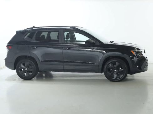 Certified 2025 Volkswagen Taos SE FWD image 11