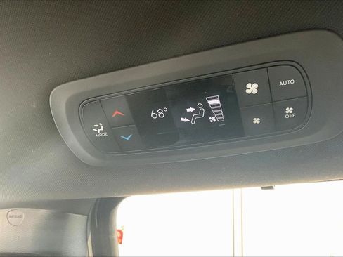Used 2025 Chrysler Pacifica Select FWD image 16