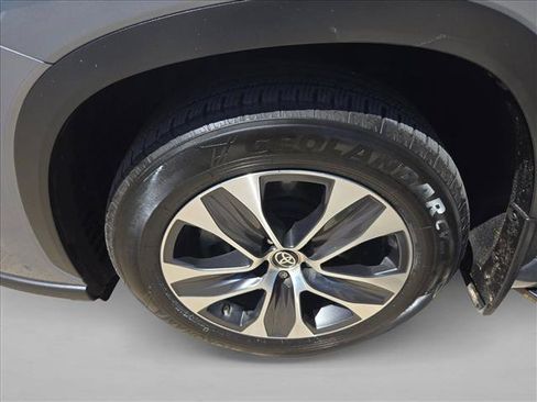Used 2021 Toyota Highlander XLE FWD image 24