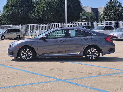 Used 2018 Honda Civic EX image 9