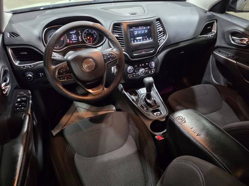 Used 2019 Jeep Cherokee Latitude w/ Popular Appearance Group FWD image 27