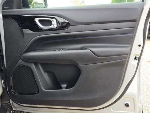 New 2026 Jeep Compass Limited image 9