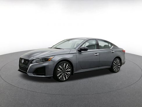 Used 2025 Nissan Altima 2.5 SV FWD image 3