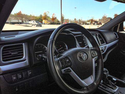 Used 2019 Toyota Highlander XLE image 20