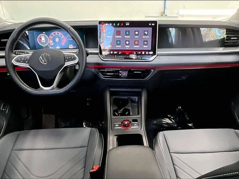 Used 2025 Volkswagen Tiguan SE image 18