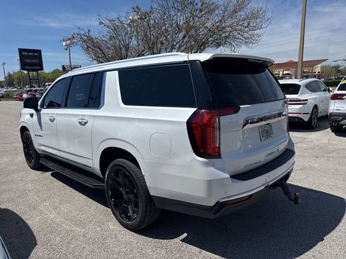 Used 2023 GMC Yukon XL SLT w/ SLT Luxury Package image 3