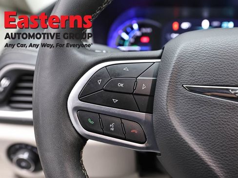 Used 2023 Chrysler Pacifica Touring-L FWD image 15